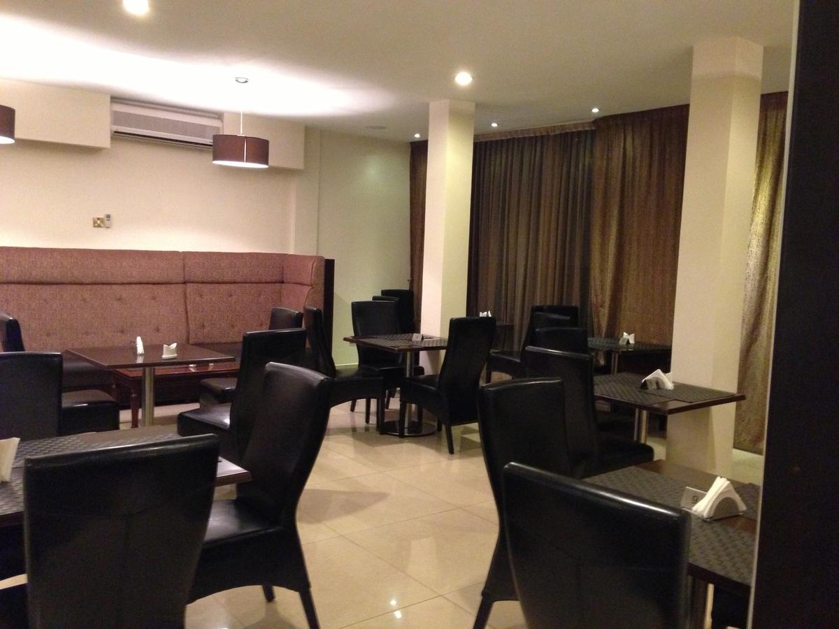 Airport Plaza Hotel Джуба Экстерьер фото